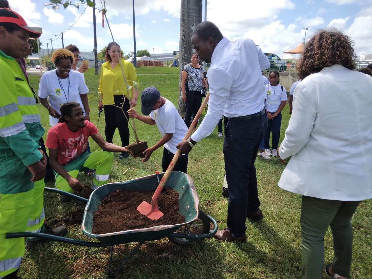 Plantations des écoles avec l'aide des élus